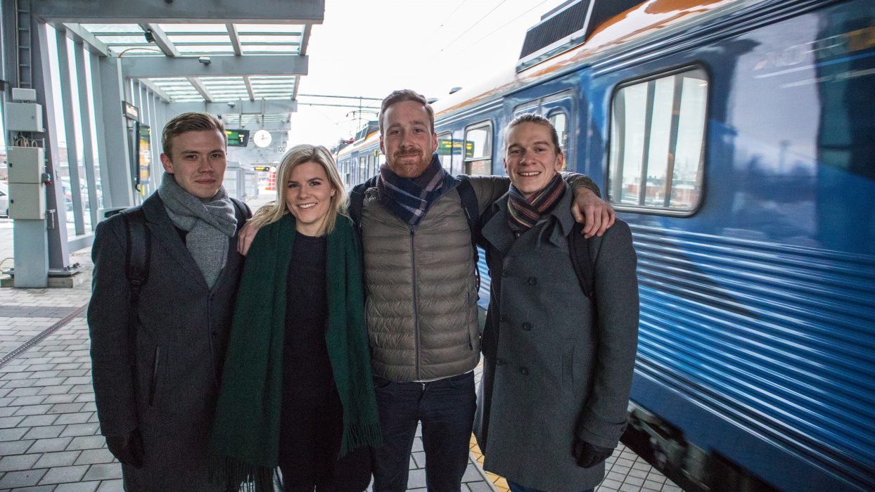 Johannes Norén, Olivia Walfridsson, Joakim Eriksson och Elias Ågren får var sitt interrailkort för att ta tåget till sina utlandsstudier i vår.