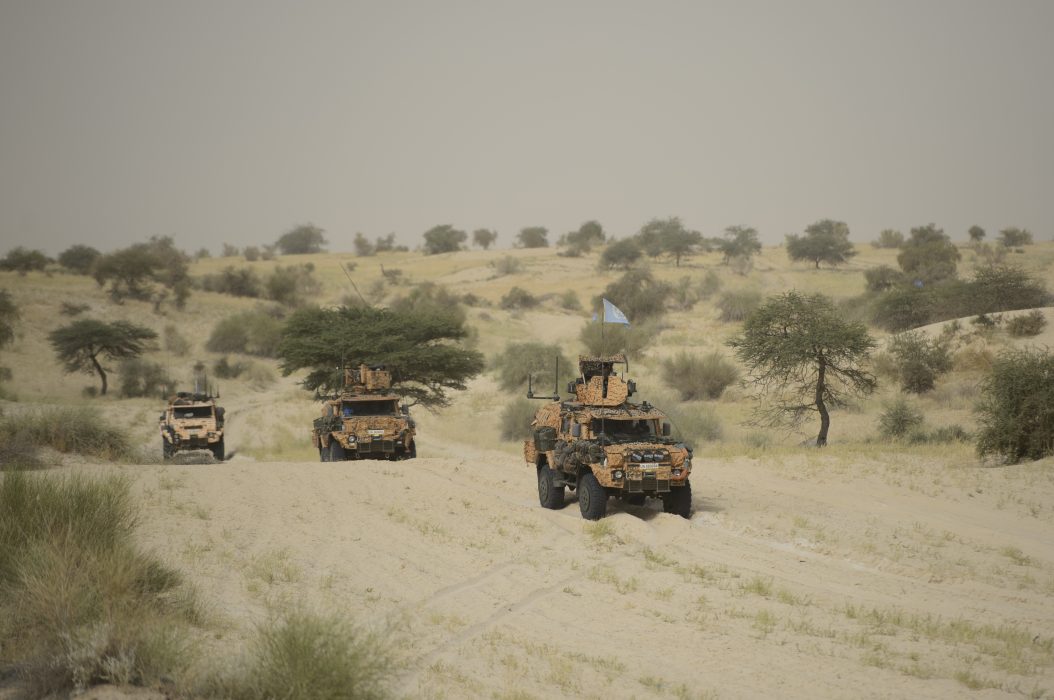 20 människor har skadats i en raketattack mot en militärbas i norra Mali.