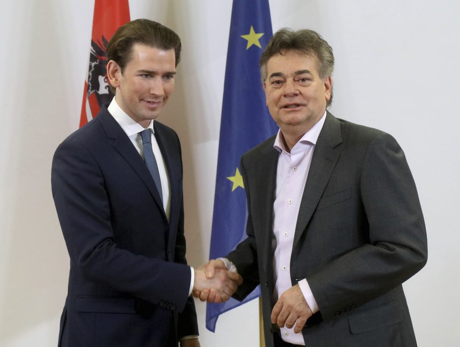 Sebastian Kurz, från konservativa ÖVP, och Werner Kogler, från De gröna, skakar hand efter koalitionsförhandlingarna.