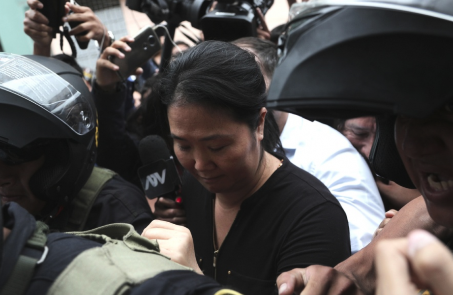 Keiko Fujimori, dotter till tidigare presidenten Alberto Fujimori, eskorteras till domstolsbyggnaden.
