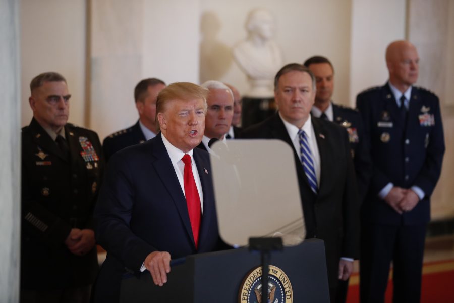 USA:s president Donald Trump – flankerad av flera ministrar och militära toppnamn – under pressträffen på onsdagen.