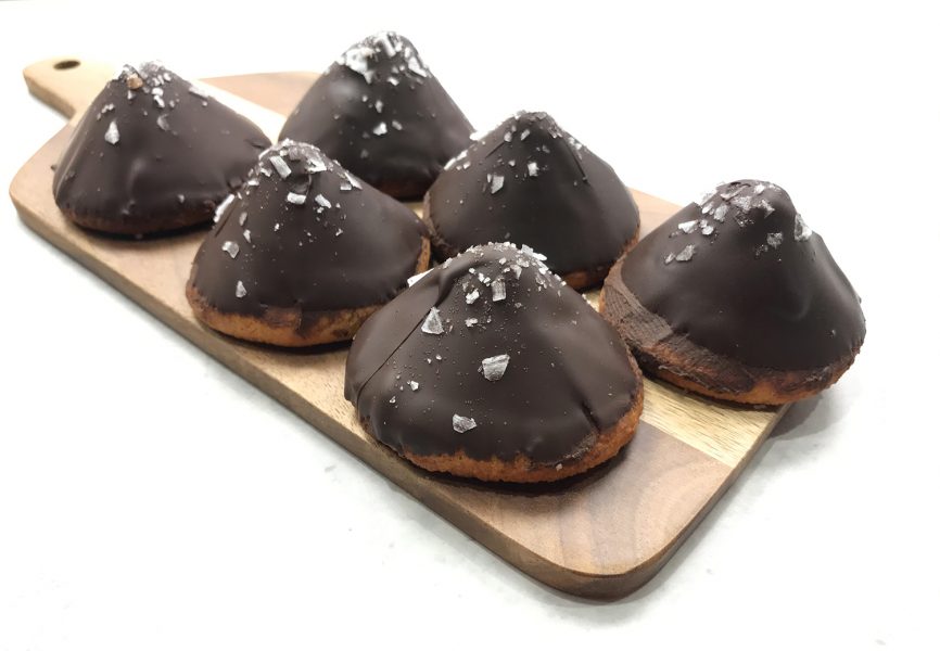 Kafé Nejlikan vill inte vara ett hälsokafé, utan satsar på helt vanliga bakverk som chokladbiskvier.