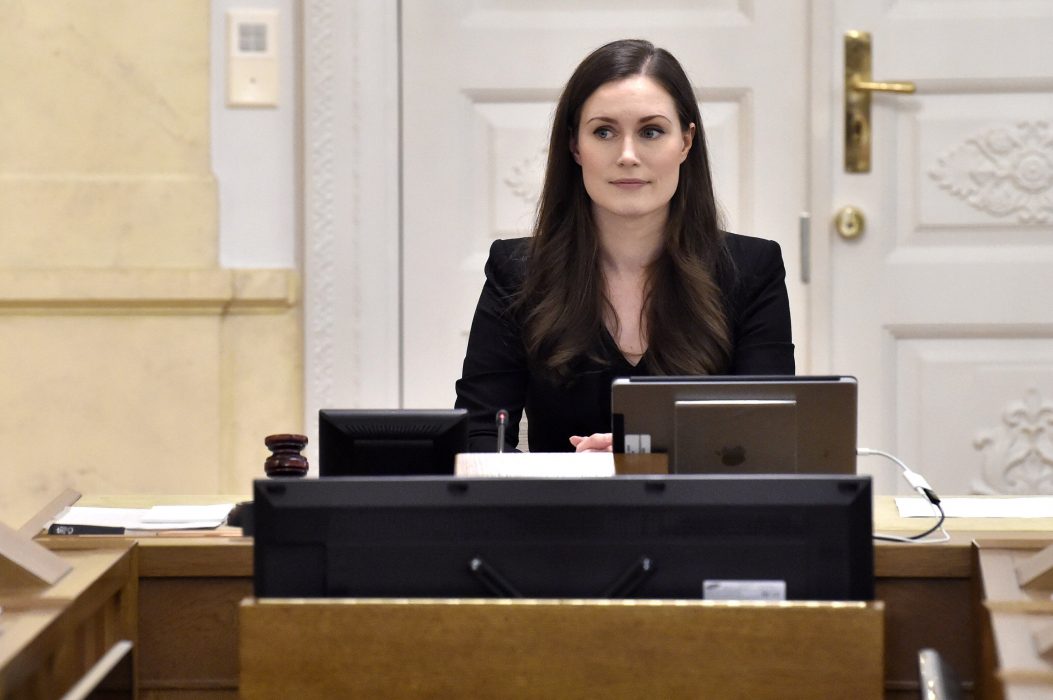 Sanna Marin sitter ordförande för sitt första regeringsmöte i Helsingfors den 10 december 2019.