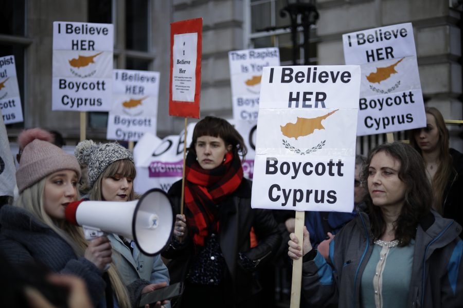 Protester i London under måndagen till stöd för den dömda kvinnan.