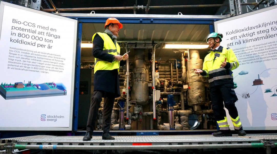 Energiminister Anders Ygeman (S) och Stockholm Exergis vd Anders Egelrud vid invigningen av Värtaverkets testanläggning för koldioxidinfångning.