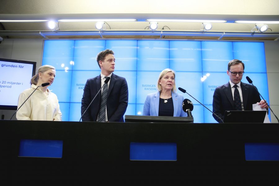 Karolina Skog (MP), Emil Källström (C), finansminister Magdalena Andersson S) och Mats Persson (L) presenterar nya satsningar under en pressträff i riksdagens presscenter.