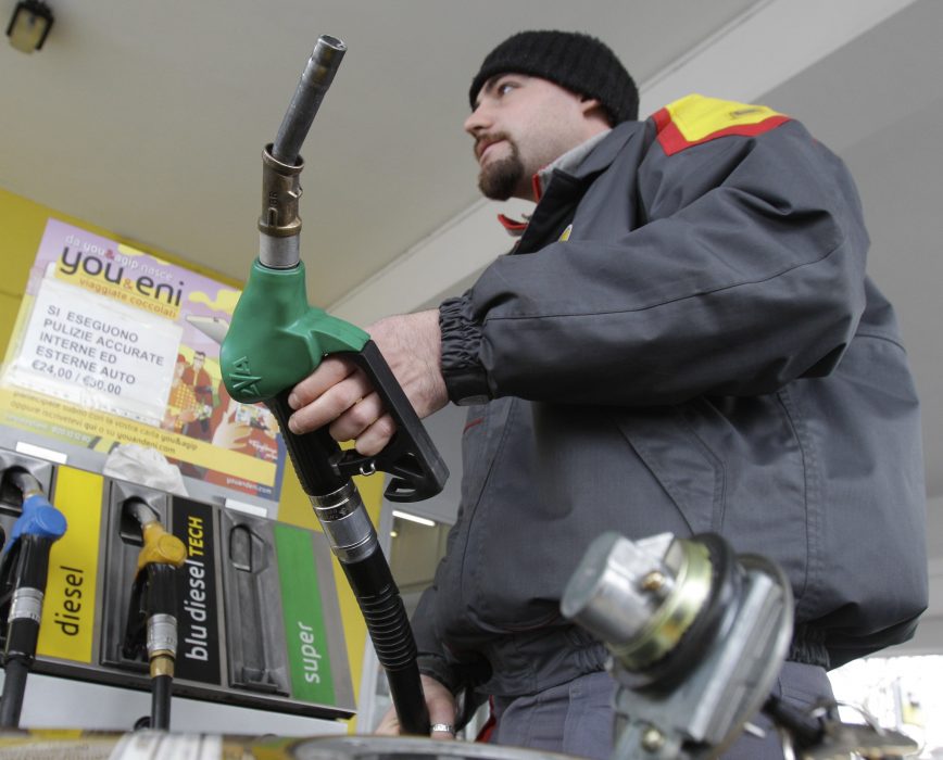 Oljebolaget Eni får en rekordbot för att ha marknadsfört biodiesel gjort av palmolja som klimatvänligt.