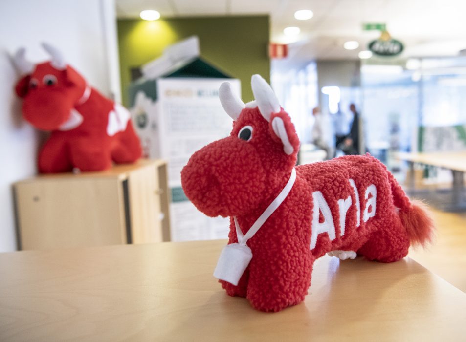Svår vanvård på en gård som levererar mjölk till Arla har upptäckts, trots att både polis och Länsstyrelsen är medvetna om situationen fortsätter djuren fara illa.
