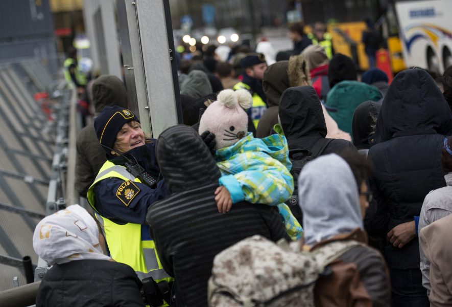 Asylsökande på Hyllie station i Malmö under flyktingkrisen hösten 2015.