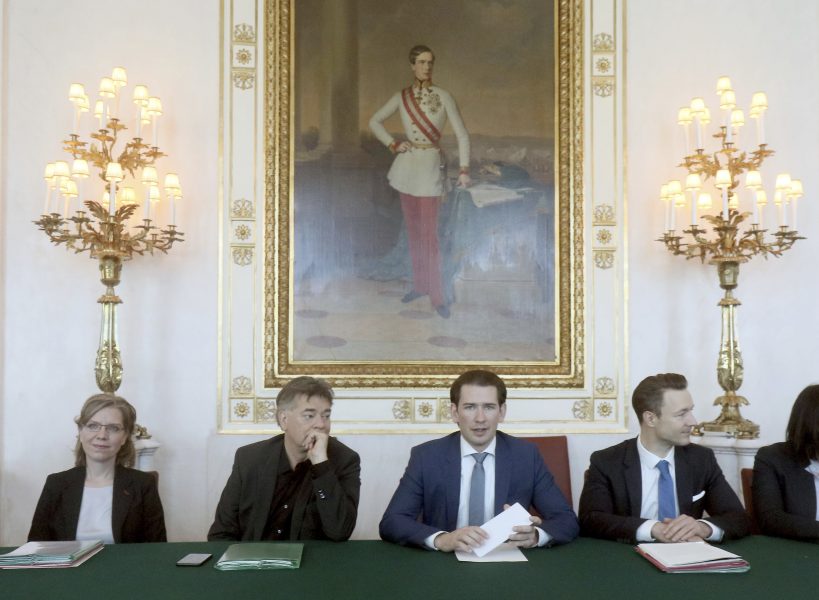Sebastian Kurz i mitten till höger och regeringskollegan samt partiledaren för De gröna Werner Kogler i mitten till vänster i bilden.