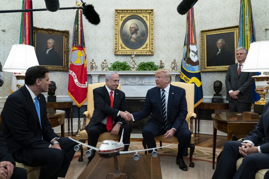 Netanyahu och Trump skakar hand i vita huset, den 27 januari 2020.