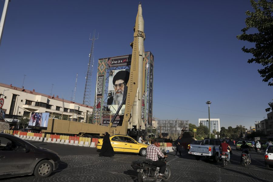 En iransk Shabab-robot brevid ett porträtt av Irans högste ledare ayatolla Khamenei under en militärutställning i Teheran.