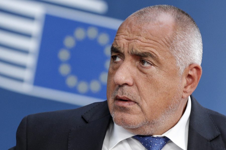 Bulgariens premiärminister Bojko Borisov pressas av oppositionen för den svåra vattenkrisen i staden Pernik, som på fredagen fick miljöminister Neno Dimov att avgå.