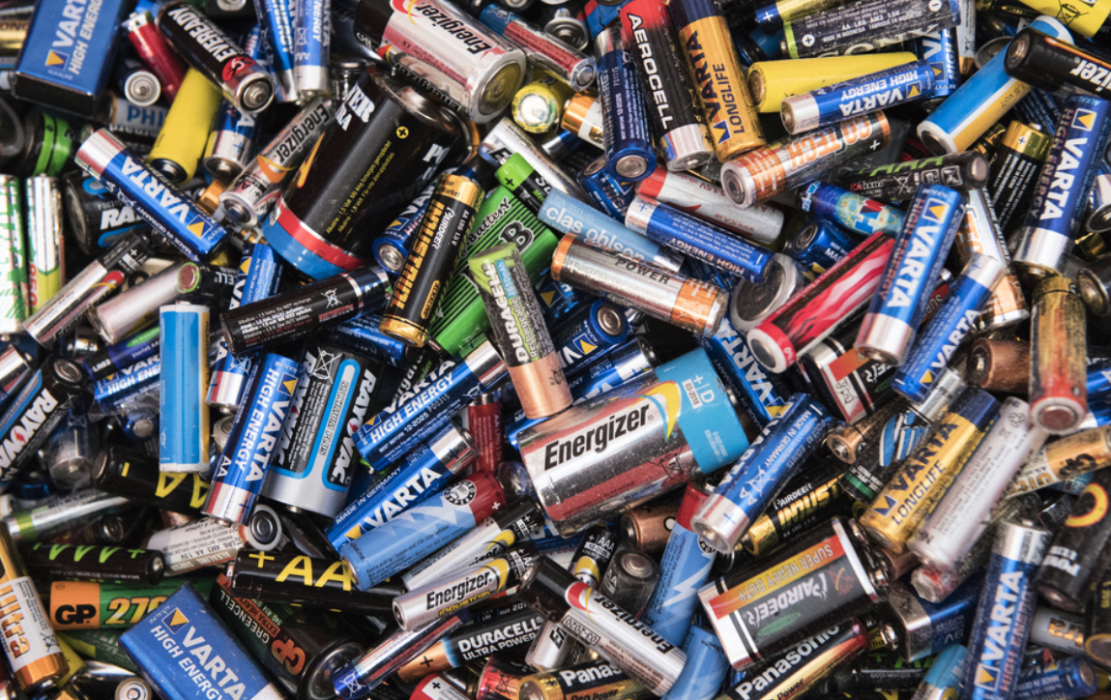 Tre personer har begärts häktade i samband med att batteriavfall dumpats i naturen.