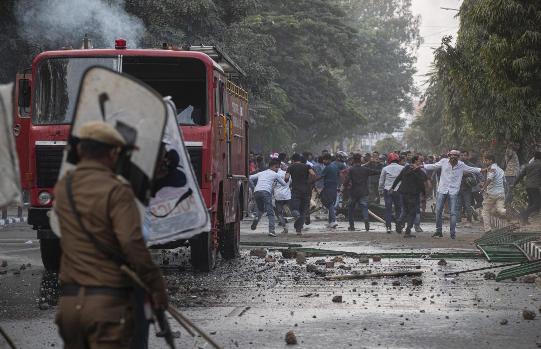 Indiens nya kontroversiella medborgarlag har lett till stora protester och att grannlandet Bangladesh nu fruktar en ström av människor som flyr från eller deporteras från Indien.