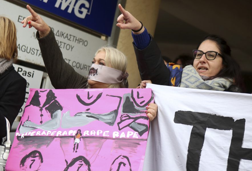 Demonstration utanför domstolen i Paralimni, Cypern, i måndags till stöd för den unga brittiska kvinna som uppger att hon först blev gruppvåldtagen och därefter pressad och hotad att dra tillbaka anklagelserna.