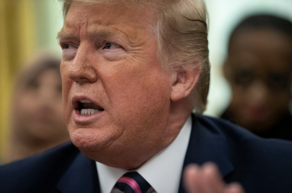 Donald Trump talar på ett evenemang om böner i skolan.