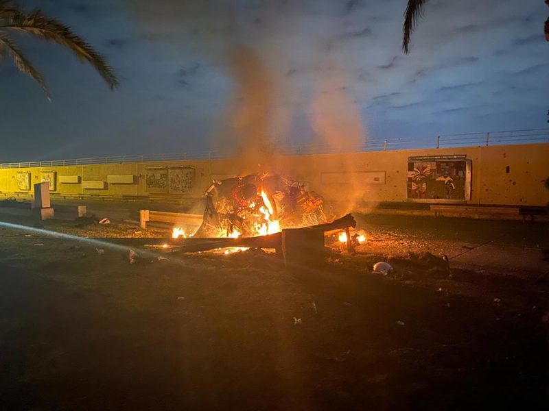 Ett brinnande fordon vid Bagdads internationella flygplats efter luftanfallet tidigt på fredagen.