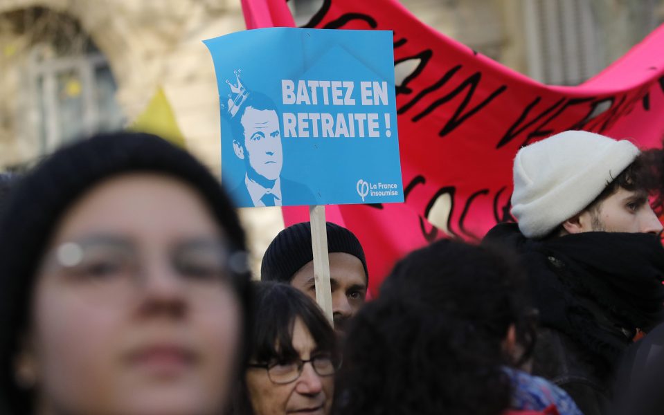 I Frankrike har protester på gatorna fått president Macron att dra tillbaka förslaget att höja pensionsåldern från 62 år till 64.