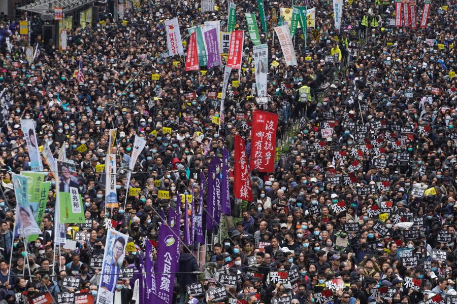 Hongkongbor deltar i protesten på nyårsdagen.