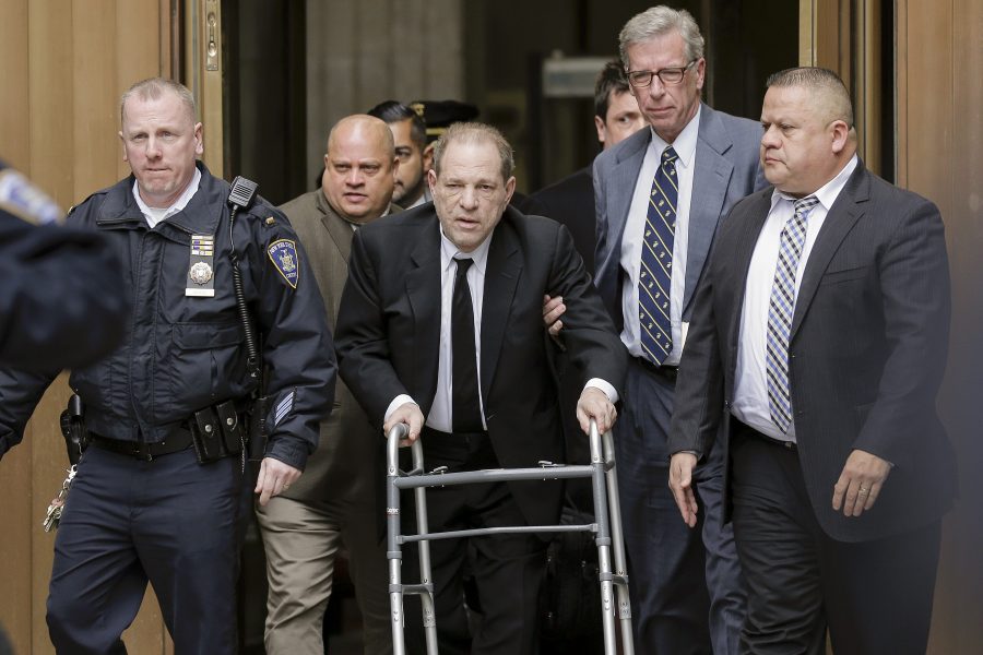 Harvey Weinstein  lämnar domstolen i New York.