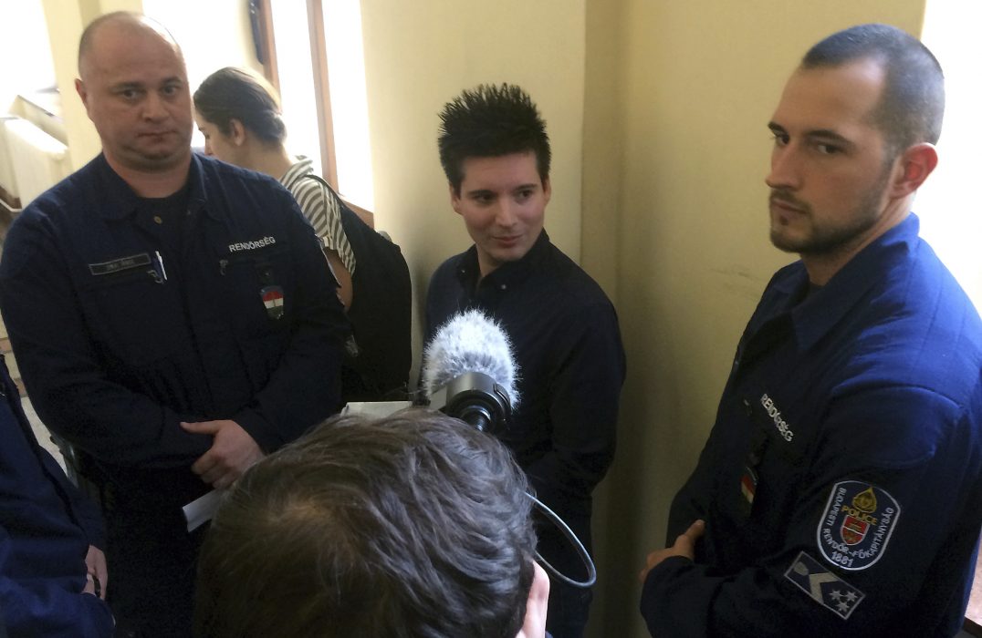 Hackaren Rui Pinto i samband med att han togs i förvar i Ungern i mars 2019 för att utvisas till Portugal.