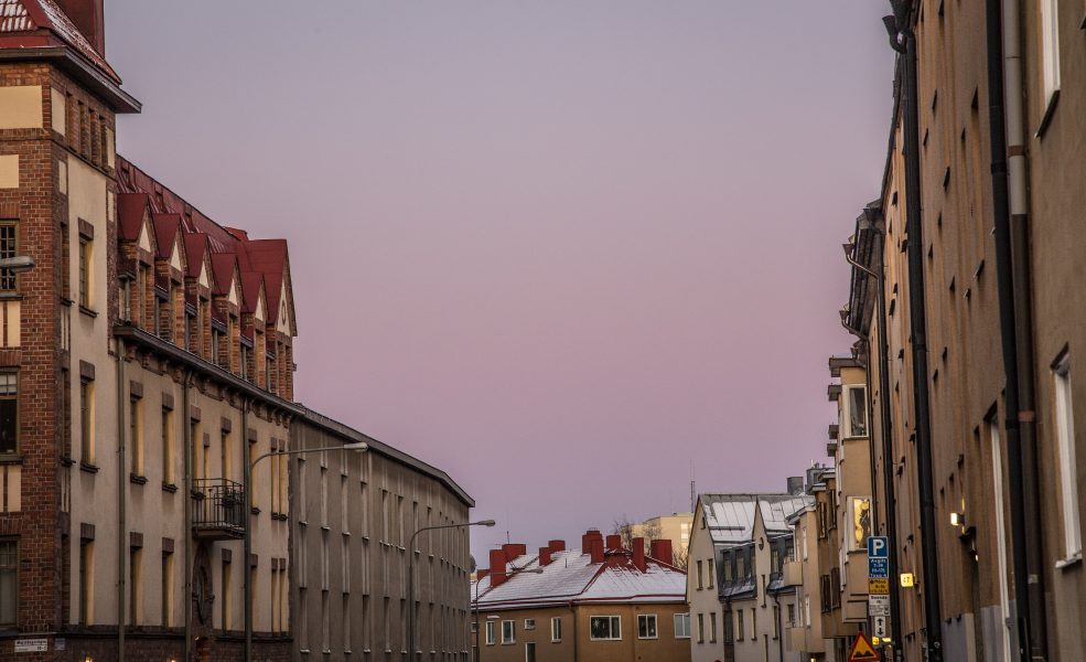 Bostadsbristen är stor i många svenska kommuner.