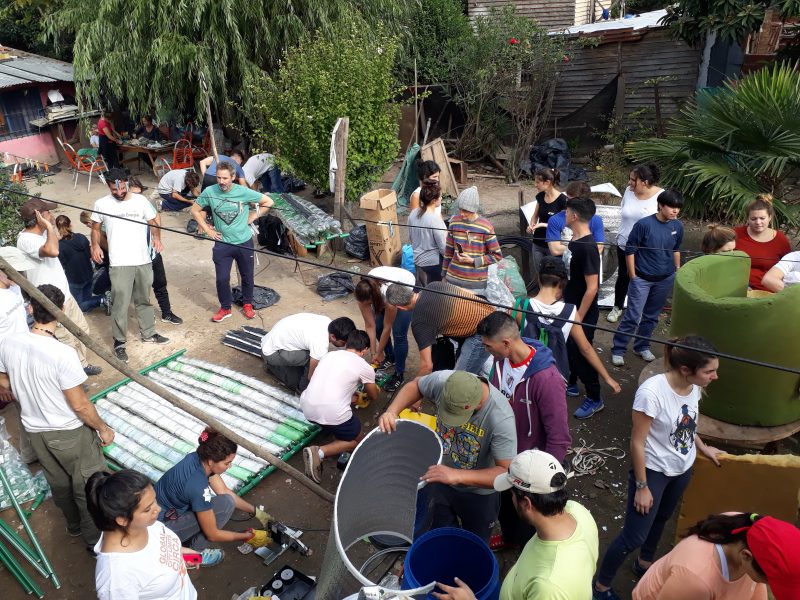 Medlemmar av organisationen Sumando Energías arbetar tillsammans med lokalbefolkningen i Pinazo med att bygga solfångare, som kan värma och hålla vatten varmt med hjälp av återanvänt material.