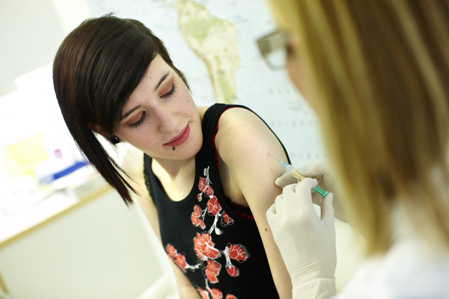 i Sverige erbjuds flickor vaccin mot HPV-virus.