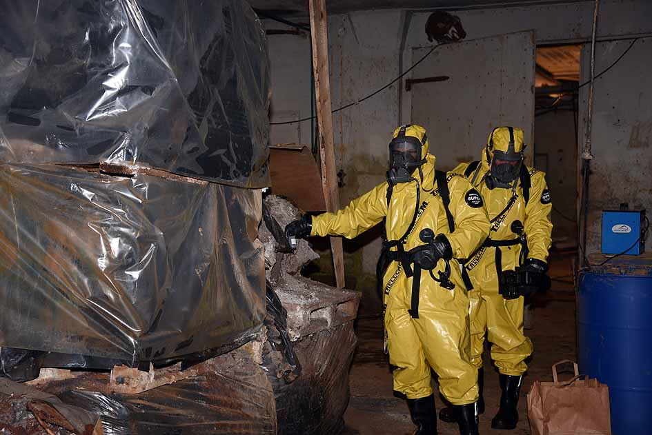 Mängder med omärkta rostiga tunnor, farliga tungmetaller och flera hundra liter cyanidhaltigt pulver som hade förvarats på ett sådant sätt att de kunnat bilda dödliga doser av cyanväte.