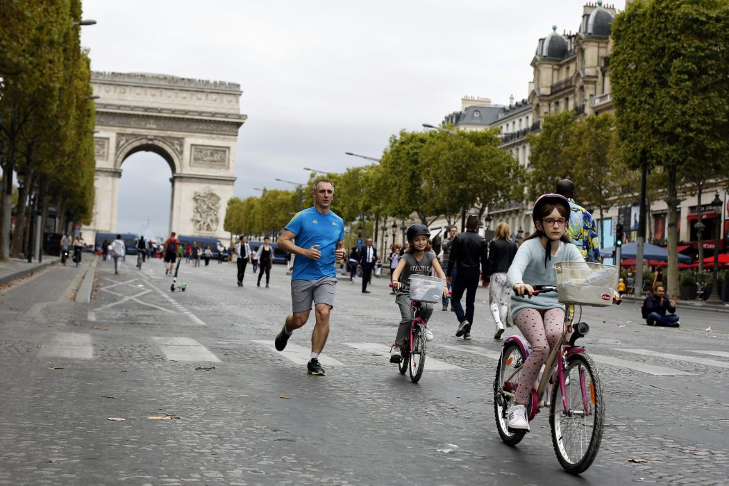 Champs Elysees, på "dagen utan bilar", med triumfbågen i bakgrunden.