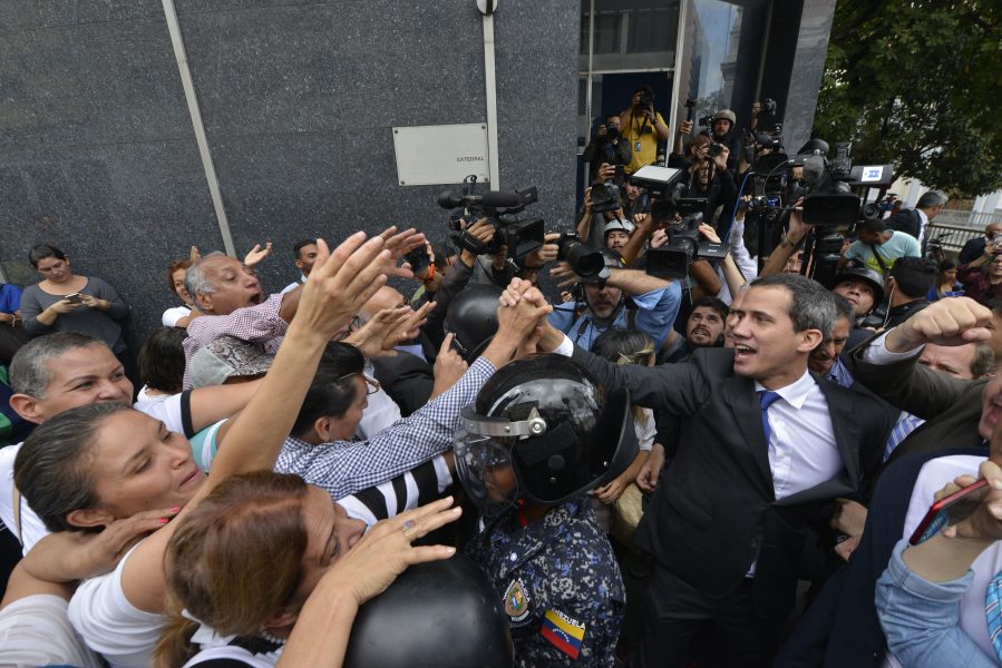 Oppositionsledaren Juan Guaidó hälsas av anhängare när han lämnar parlamentet efter tisdagens omval.