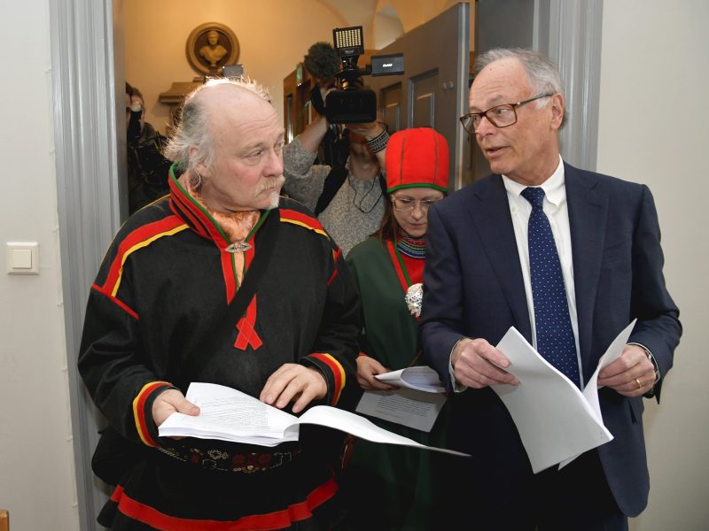 Matti Blind Berg, Girjas samebys ordförande,och Peter Danowsky, Girjas advokat, läser domslutet i Högsta domstolen i Stockholm.