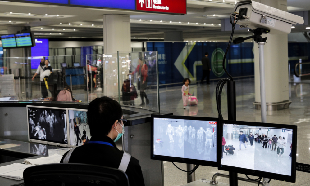 Passagerare kontrolleras på flygplatsen i Hongkong.