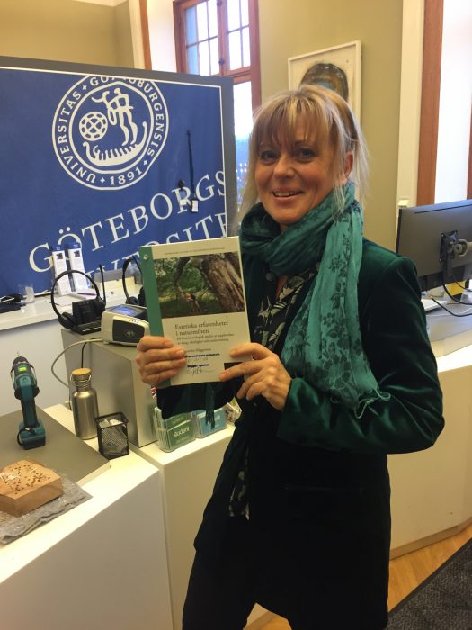 "Det är inte fel med traditionell undervisning men vi måste också väcka elevernas nyfikenhet och vilja att själva lära sig", säger Margaretha Häggström, här med sin färska avhandling.