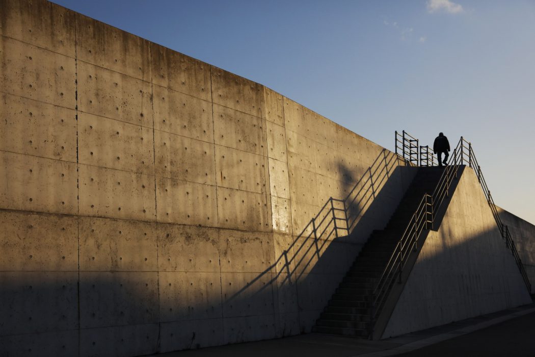 En mur mot havet som byggdes efter Fukushimakatastrofen 2011.