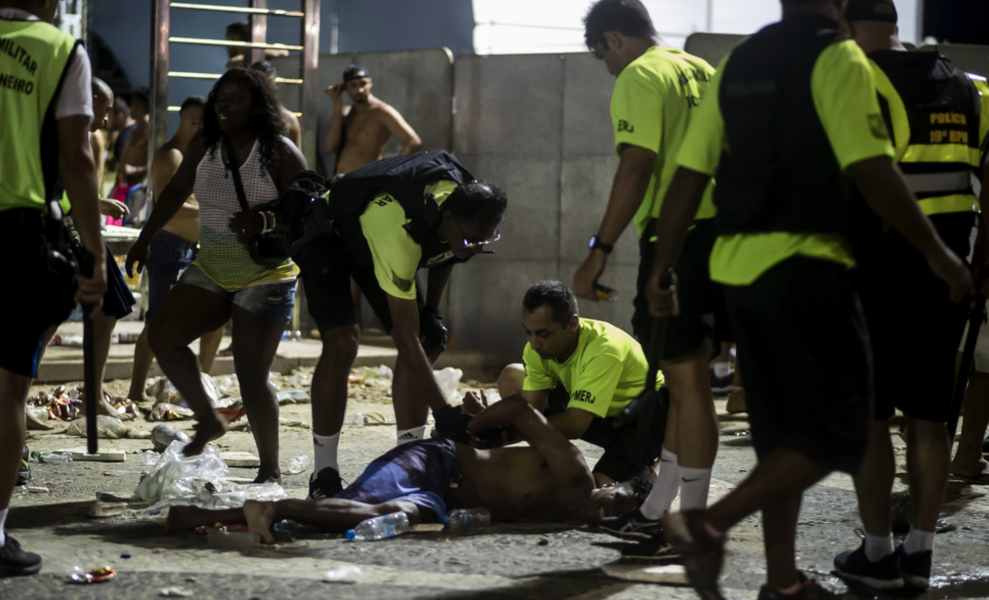Bilden är tagen vid en polisinsats i Rio de Janeiro under karnevalens inledning den 12 januari.