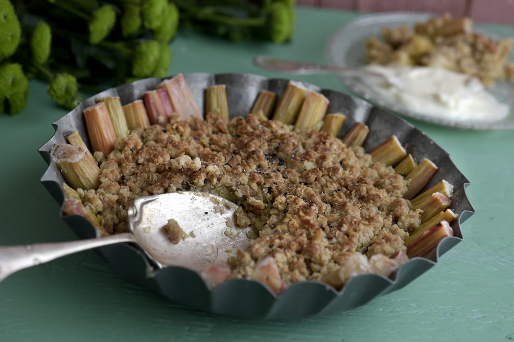 STOCKHOLM 2018-08-08
Våga bjuda veganskt efter maten. Veganska desserter passar lika bra för ickeveganer. Rabarberpaj med kardemumma och syltad ingefära. Mjölkfritt smör är det enda som krävs för att göra pajen vegansk. Servera gärna med vegansk vaniljglass eller vegetabilisk vaniljvisp.
Foto: Janerik Henriksson / TT / kod 10010 För att baka en ljuvlig vegansk rabarberpaj behöver du bara byta ut smöret mot margarin