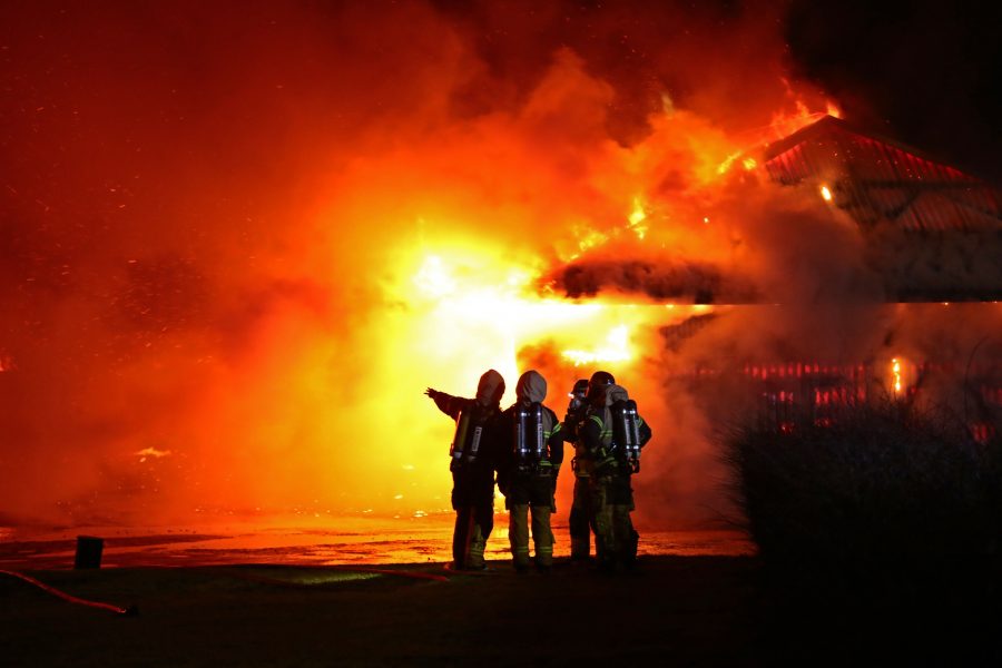 Flera kor dog i en brand på naturbruksgymnasiet i Vreta.