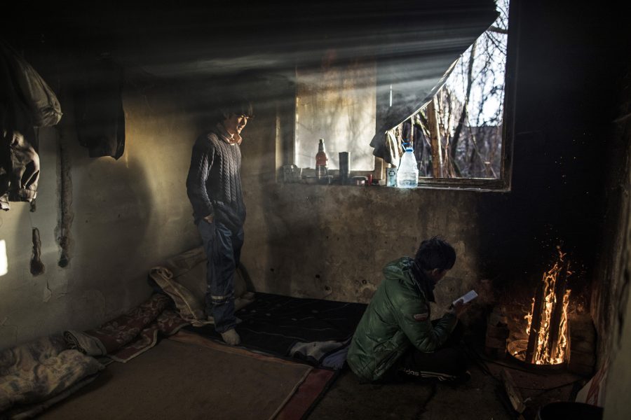 I gränsstaden Bihac i Bosnien och Herzegovina försöker flyktingar hålla sig varma.