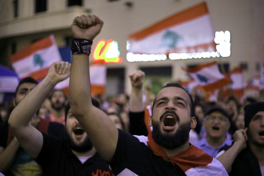 I Libanon har en stor proteströrelse krävt regeringens avgång och ett slut på den religiösa sekterismen.