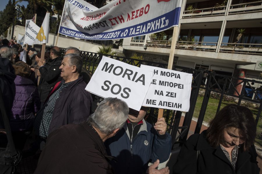 Lokala politiker och lokalbor från Lesbos och fyra andra öar protesterade i Aten i torsdags.