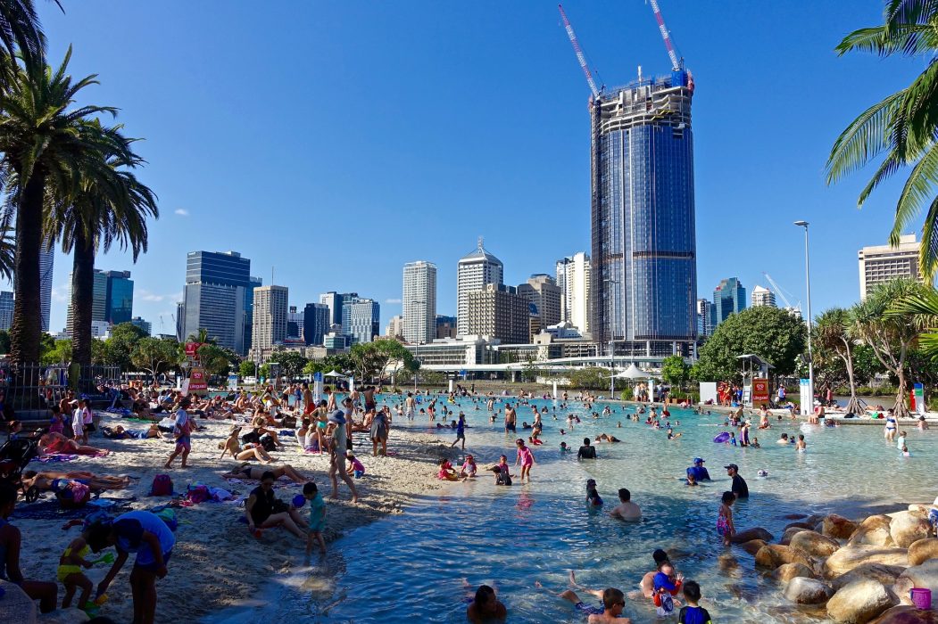 Stranden inne i staden Brisbane på Australiens östkust.