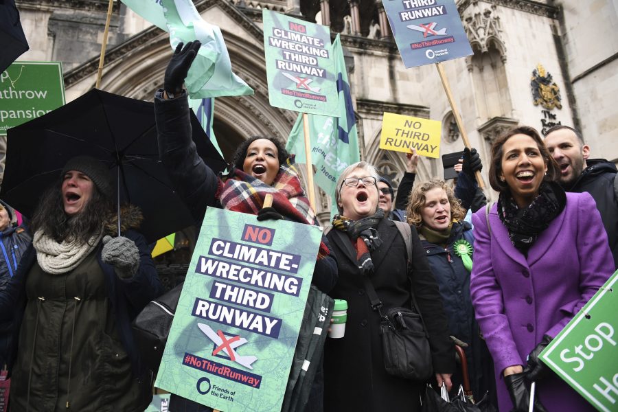Miljöaktivister jublar utanför domstolen i London, som avgjort att utbyggnaden av Heathrow är olaglig av klimatskäl.