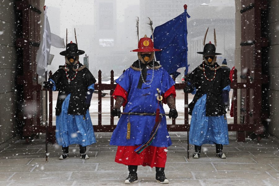 Kejserliga palatsvakter i Seoul vaktar palatset i kejserliga munskydd.