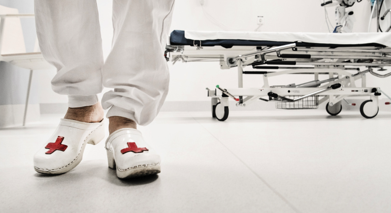 Personal inom vård- och omsorgsyrken utgör en allt större andel av anmälningarna till Arbetsmiljöverket om arbetsmiljöproblem, rapporterar Ekot.
