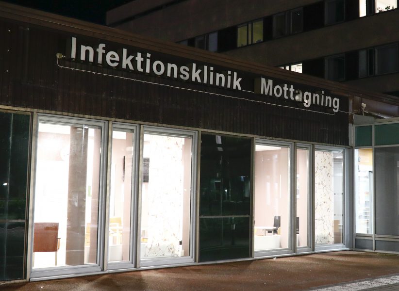 På Sahlgrenska universitetssjukhuset växlar man upp arbetet efter att en person smittats i Göteborg.