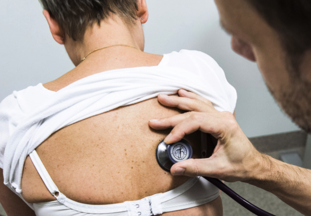Vårdcentraler skulle kunna upptäcka fler cancerfall om de fick rätt förutsättningar, enligt Cancerfonden.
