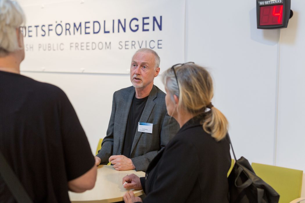 Lars Noväng på Frihetsförmedlingen, i mitten.