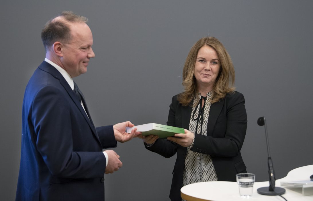 Landsbygdsminister Jennie Nilsson (S) tog på tisdagen emot utredningen om straff och andra sanktioner vid brott mot djur av den särskilda utredaren Lars Wallinder.